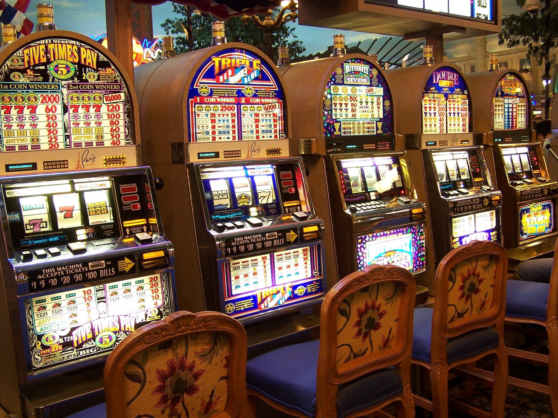 how do casino slot machines work