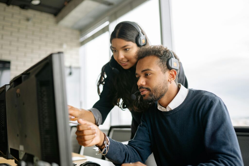 IT service IT support Panasonic Connect https://www.pexels.com/photo/a-man-and-a-woman-pointing-at-the-computer-screen-8867472/