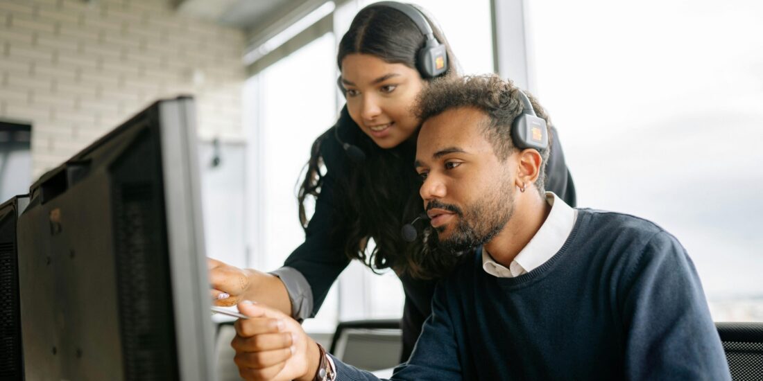 IT service IT support Panasonic Connect https://www.pexels.com/photo/a-man-and-a-woman-pointing-at-the-computer-screen-8867472/