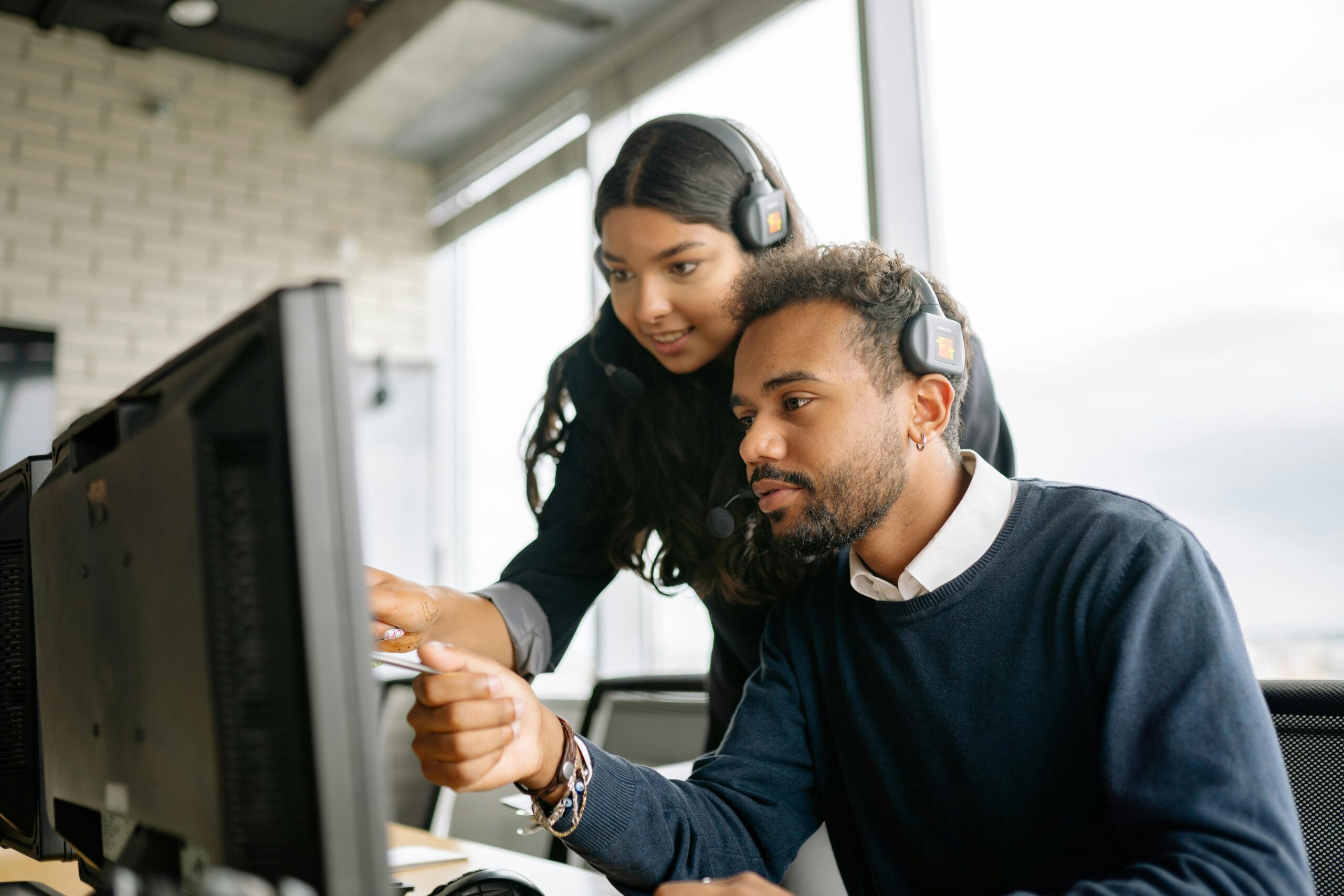 IT service IT support Panasonic Connect https://www.pexels.com/photo/a-man-and-a-woman-pointing-at-the-computer-screen-8867472/