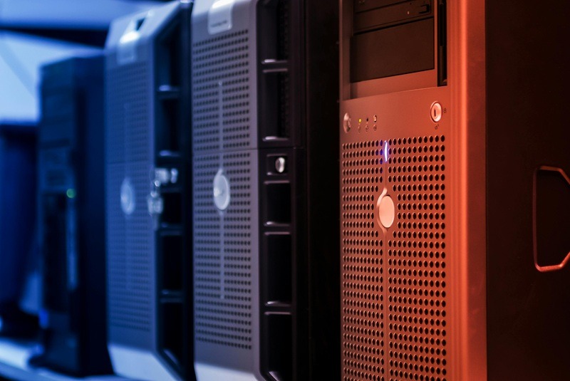 server management monitoring https://www.pexels.com/photo/line-of-pc-towers-17489151/