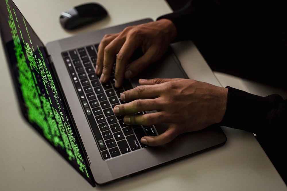 Cynet Settra ransomware https://www.pexels.com/photo/crop-cyber-spy-hacking-system-while-typing-on-laptop-5935794/
